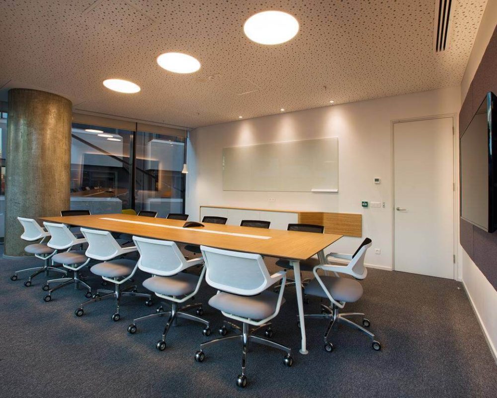 Anıl Zemin Puma istanbul ofis ve showroom AZM waves karo halı - allura flex LVT 5