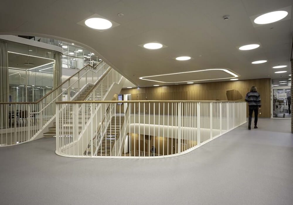Skou Binası Aarhus Üniversitesi Danimarka Altro Walkway 20 - 20SD Altro Walkway 20 homojen PVC zemin döşemesi1